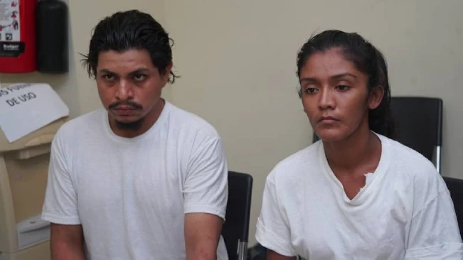 Madre acusada de matar a su hija de cinco años seguirá en la cárcel