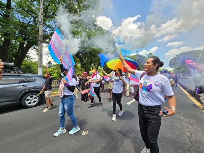Así fue la marcha por el Día Internacional contra la homo, lesbo, bi y transfobia en El Salvador