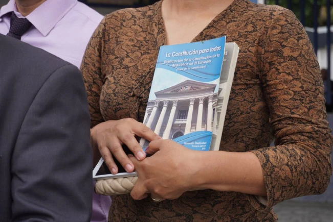 Más población cree que “será más difícil” que funcionarios respeten la Constitución