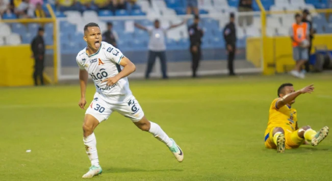 Emerson Mauricio entra en la historia de las finales al anotar póquer