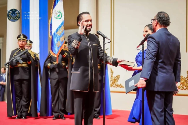 El presidente Nayib Bukele toma su mando con estilo clásico francés
