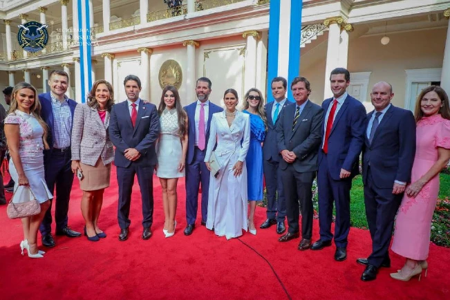Elegancia y pocas sorpresas de estilo en la investidura presidencial de Nayib Bukele