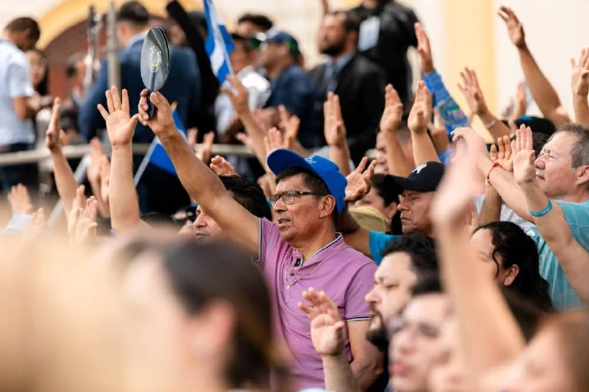 Bukele hizo jurar al público por segunda vez defender su proyecto “incondicionalmente” y “sin quejarnos”
