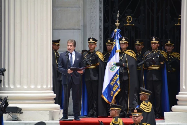 Con una comparación con el “pueblo favorito” y la oración irlandesa, Dante Gebel oró en toma de posesión de Bukele