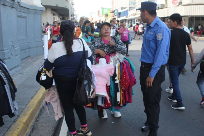 Concejales del FMLN piden informe sobre decomisos de mercadería en San Salvador Centro