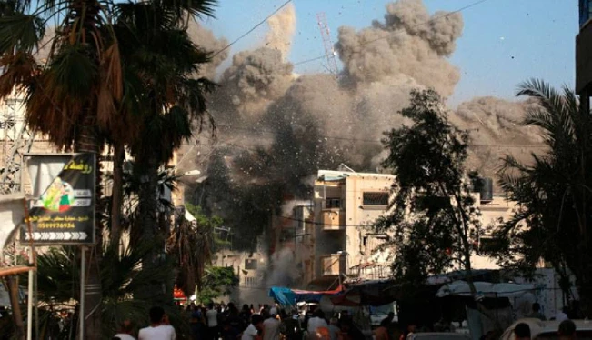 Israel bombardea Gaza de norte a sur
