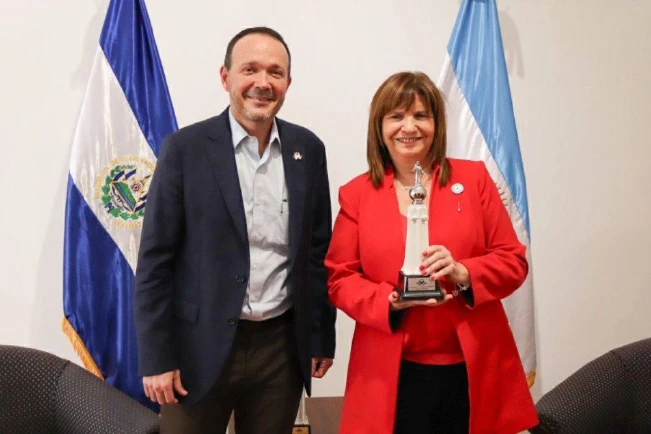 La ministra argentina Patricia Bullrich viaja a El Salvador para reunirse con Bukele y visitar el CECOT