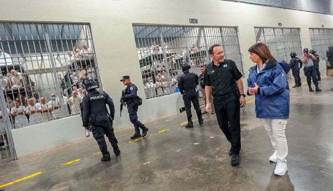 Ministra de seguridad argentina Patricia Bullrich visitó el Cecot