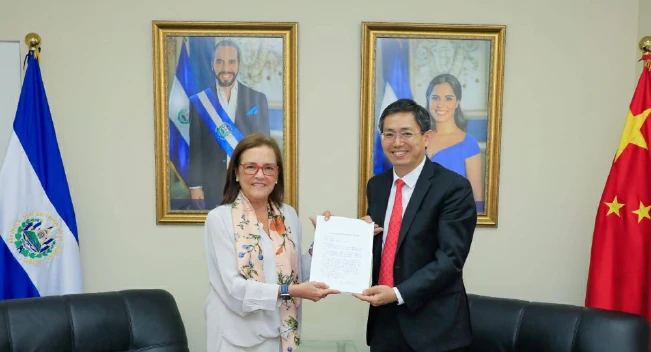 China entrega a El Salvador $100,000 como ayuda humanitaria para afectados por lluvias 