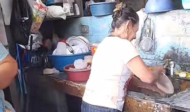 Yajaira ahora trabaja lavando platos en el mercado Excuartel