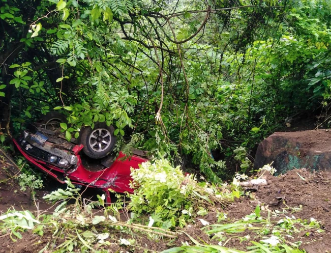 Vehículo cayó en barranco sobre calle al Lago de Coatepeque: cinco lesionados