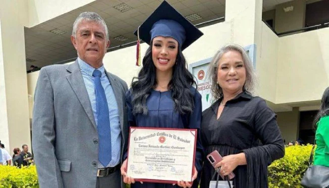 Luciana Martínez, favorita para Miss El Salvador, se recibió como profesional con honores