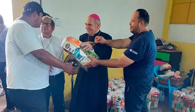 Nuncio apostólico entrega ayuda a familias afectadas por lluvias en La Paz