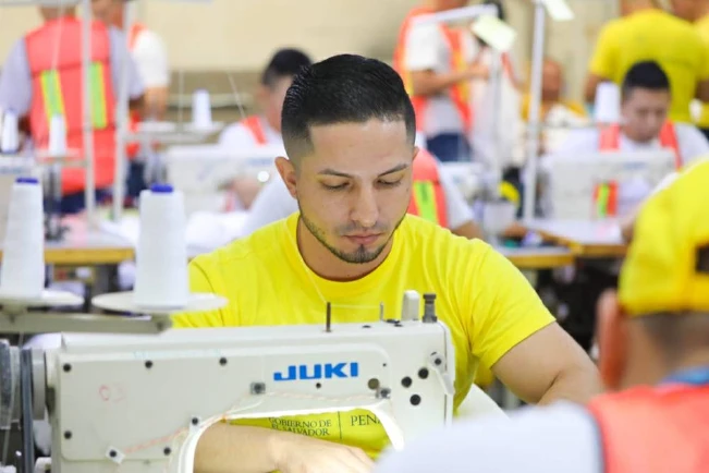 Reos harán uniformes para 1.2 millones de estudiantes en 2025