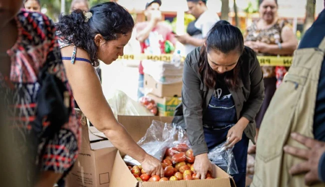 Bukele dice que agromercados abrirán todos los días y promete 15 tomates por $1