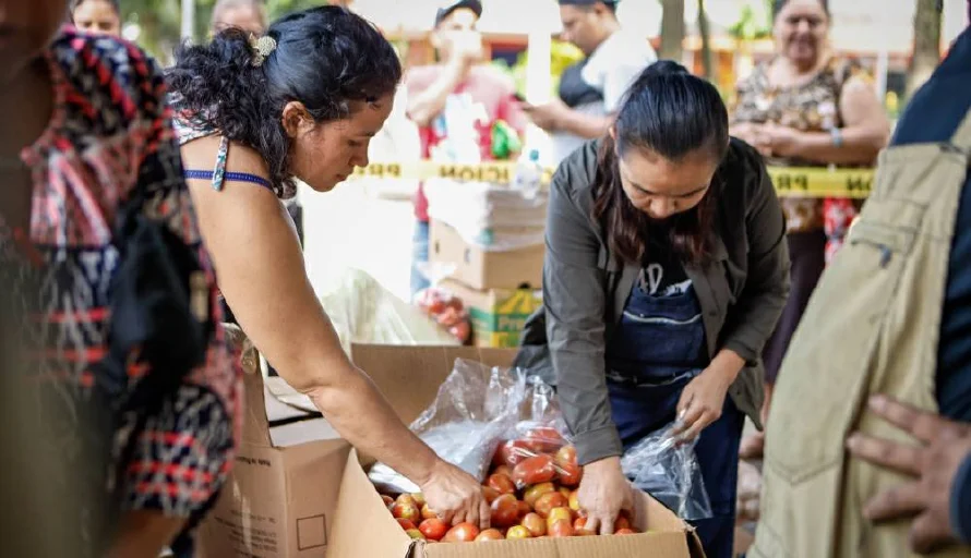 Bukele dice que agromercados abrirán todos los días y promete 15 tomates por $1