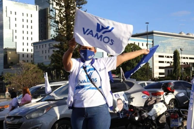 ¿De cuánto eran los salarios que Vamos pagaba con los $20,000 en la Asamblea Legislativa?