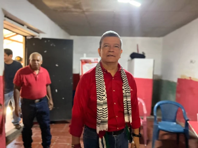 Manuel "Chino" Flores con amplia ventaja sobre Simón Paz según comisión electoral del FMLN