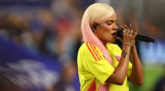 Karol G es críticada tras interpretar el himno de Colombia en la Copa América