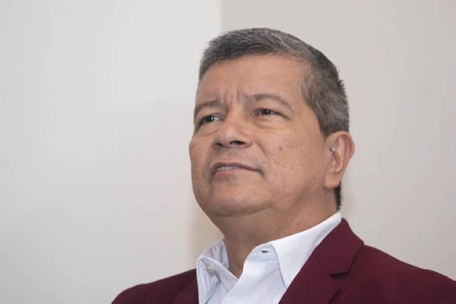 Manuel Chino Flores se asume ganador de la secretaría general del FMLN