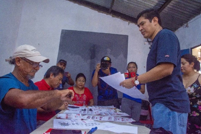 El 57 % de los empadronados del FMLN votaron para elegir al nuevo secretario general