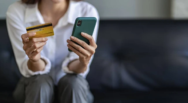 El 53 % de las compras por internet y a domicilio se realizan desde el teléfono