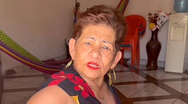 Tía María se le va a la yugular a crítico luego de su triunfo en los Be Awards