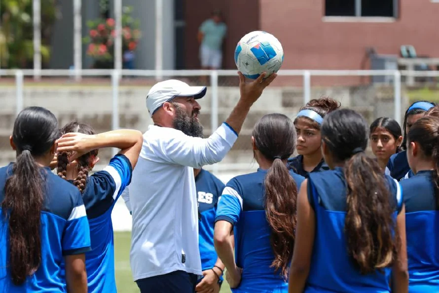 Entrenador de la Selecta femenina responde con dureza al presidente de la Primera División