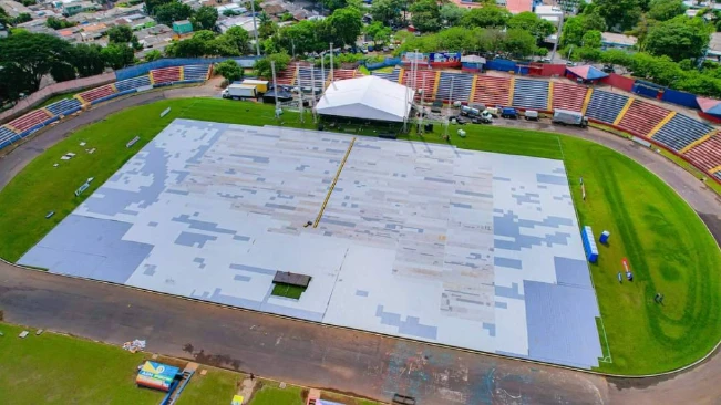 Alcaldía de Santa Ana instala una lámina especial para proteger el engramillado del Óscar Quiteño