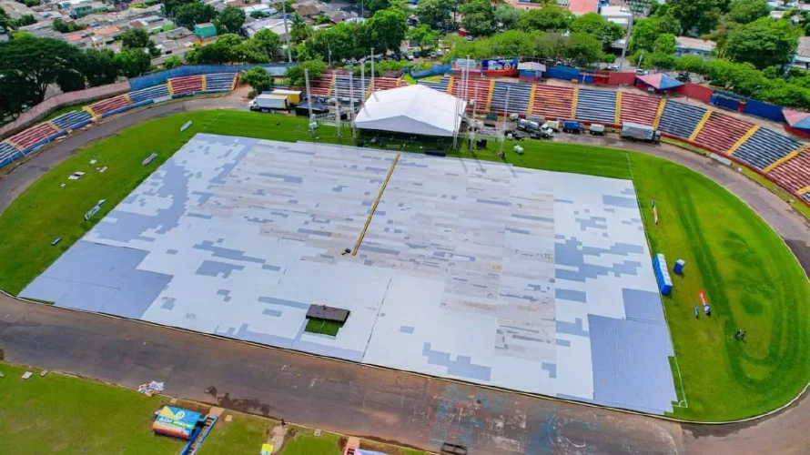 Alcaldía de Santa Ana instala una lámina especial para proteger el engramillado del Óscar Quiteño