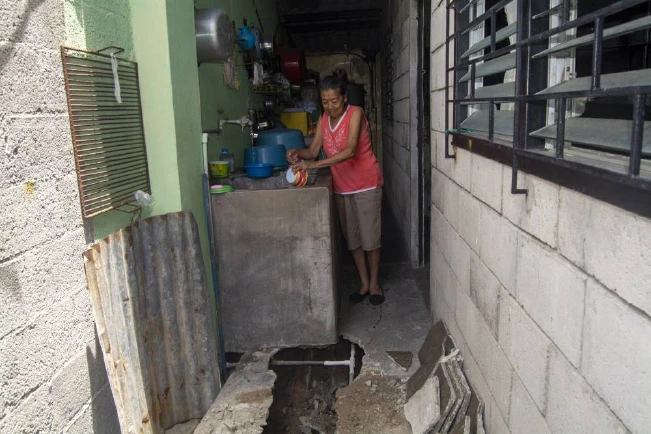 La ruptura de una tubería agrietó casas y amenaza con una cárcava en Cuscatancingo