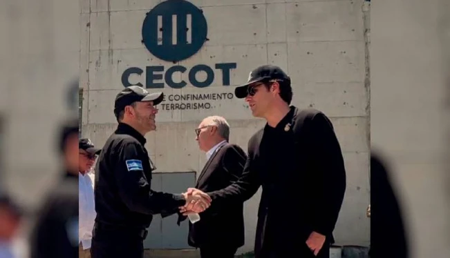 Congresista EEUU visita el CECOT y dice que ayuda a la seguridad de El Salvador y de EEUU
