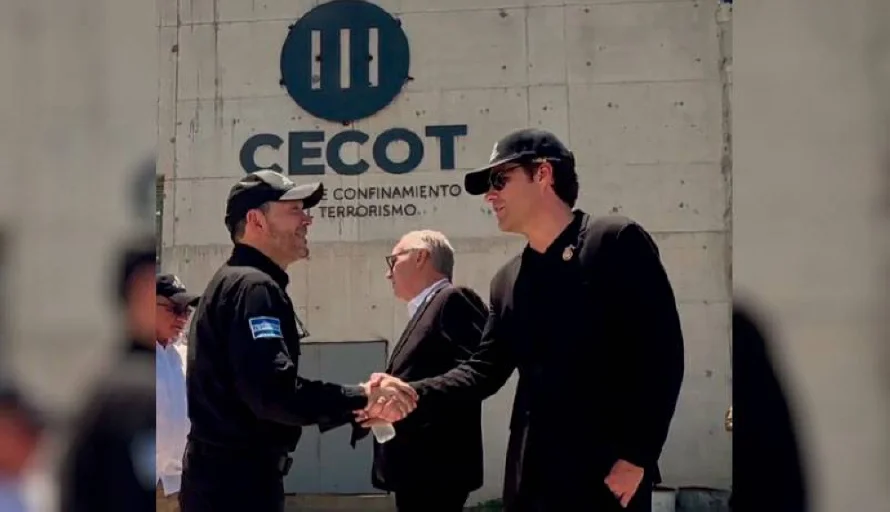 Congresista EEUU visita el CECOT y dice que ayuda a la seguridad de El Salvador y de EEUU