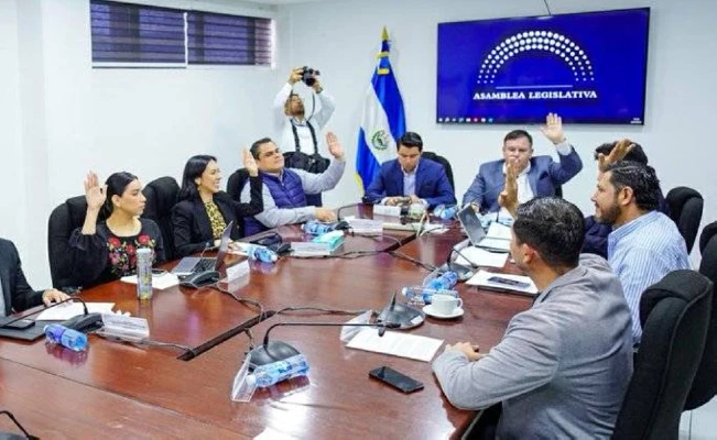 Presupuestan fondos CAF para edificio de cine, parque Bicentenario, playa El Tunco e iluminación a El Zonte