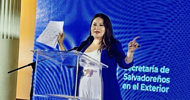 Secretaria de salvadoreños en exterior de Nuevas Ideas tilda de "títeres" a Biden, Harris y Obama