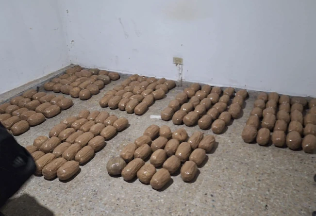 Fiscalía allana viviendas de dos policías y encuentra más de 300 paquetes de marihuana