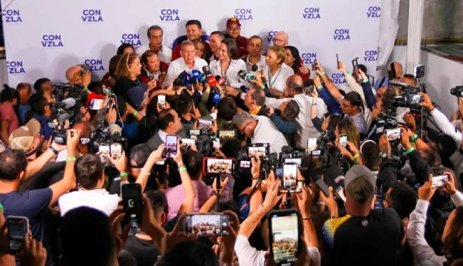 Oposición de Venezuela pide a electores permanecer en centros de votación para escrutinio
