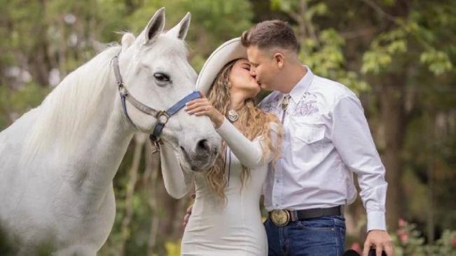 Irene Castillo y Pepe Barahona anuncian su boda al estilo vaquero