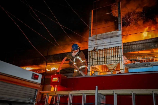 Registran incendio en el mercado Central de San Salvador
