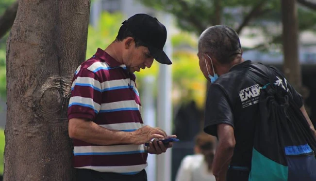 El 95 % de los salvadoreños porta celulares, pero solo 36 % tiene internet