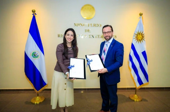 El Salvador y Paraguay acuerdan intercambio académico para personal diplomático