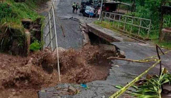 Lluvias ocasionan colapso de puente en Lourdes Colón