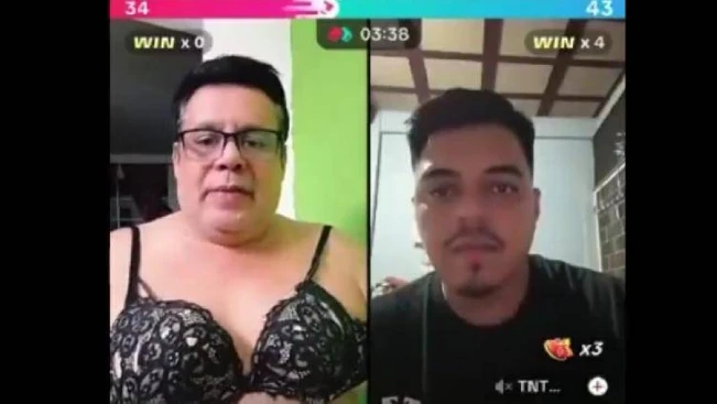 El cantante René Alonso se viraliza en brasier tras en vivo de TikTok