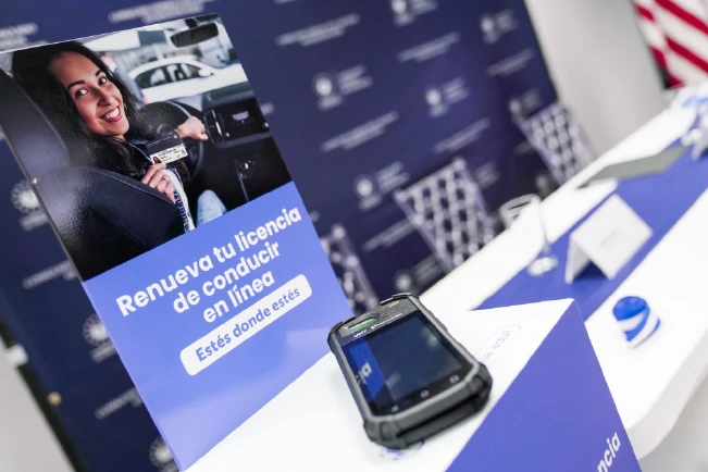 VMT y Sertracen lanzan servicio de renovación de licencia de conducir para salvadoreños en EE.UU.