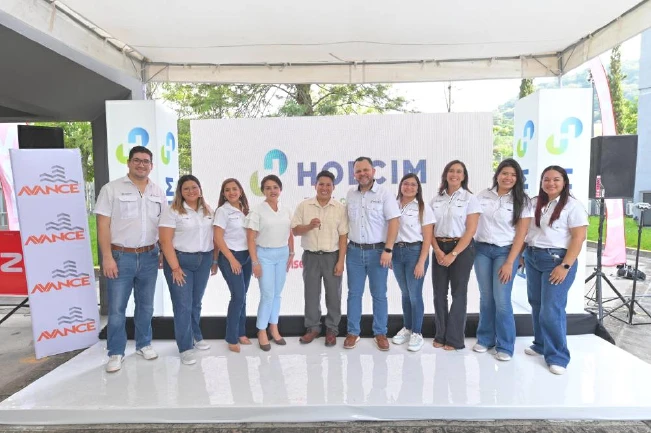 Holcim El Salvador premia a los ganadores de su promoción "75 años construyendo El Salvador contigo"