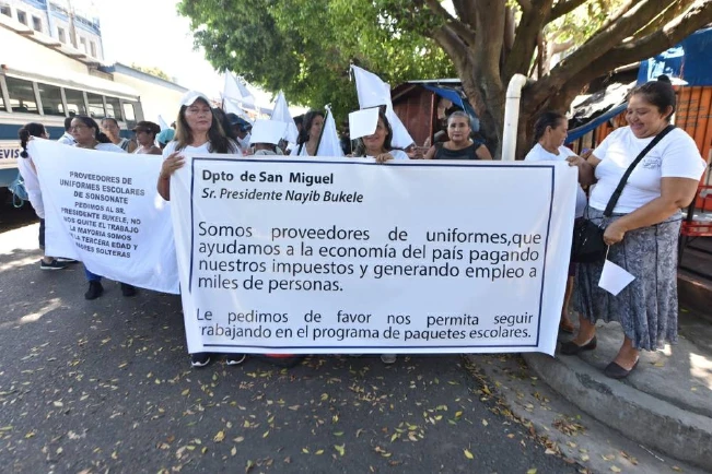 Educación sí contratará proveedores para confeccionar uniforme escolar en 2025