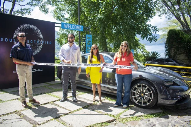 Fotos: Porsche instala una estación para vehículos eléctricos en el lago de Coatepeque