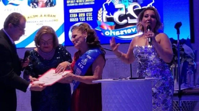 Yajaira fue condecorada como "Orgullo Salvadoreño" en Los Ángeles