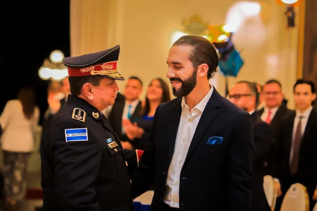 Bukele ordena banderas a media asta por muerte de director de PNC a quien describe como "héroe nacional"