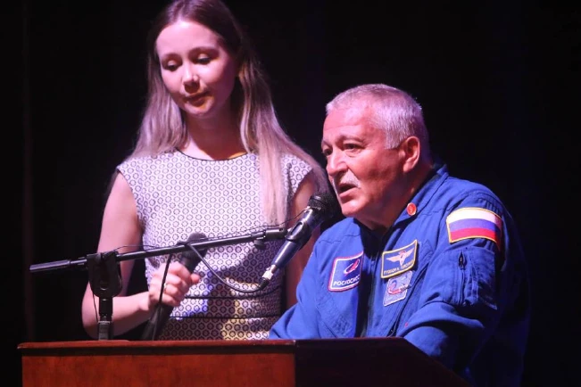 Cosmonauta ruso anuncia que estudiantes salvadoreños participarán en construcción de un satélite